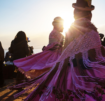 表演文化舞蹈的女性