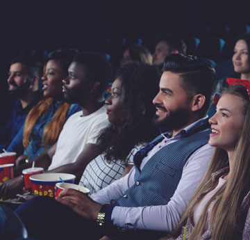 观看电影的人们