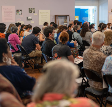 出席新闻发布会的人们