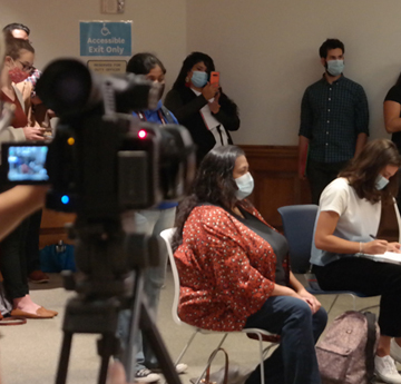 Những người trong cuộc họp báo